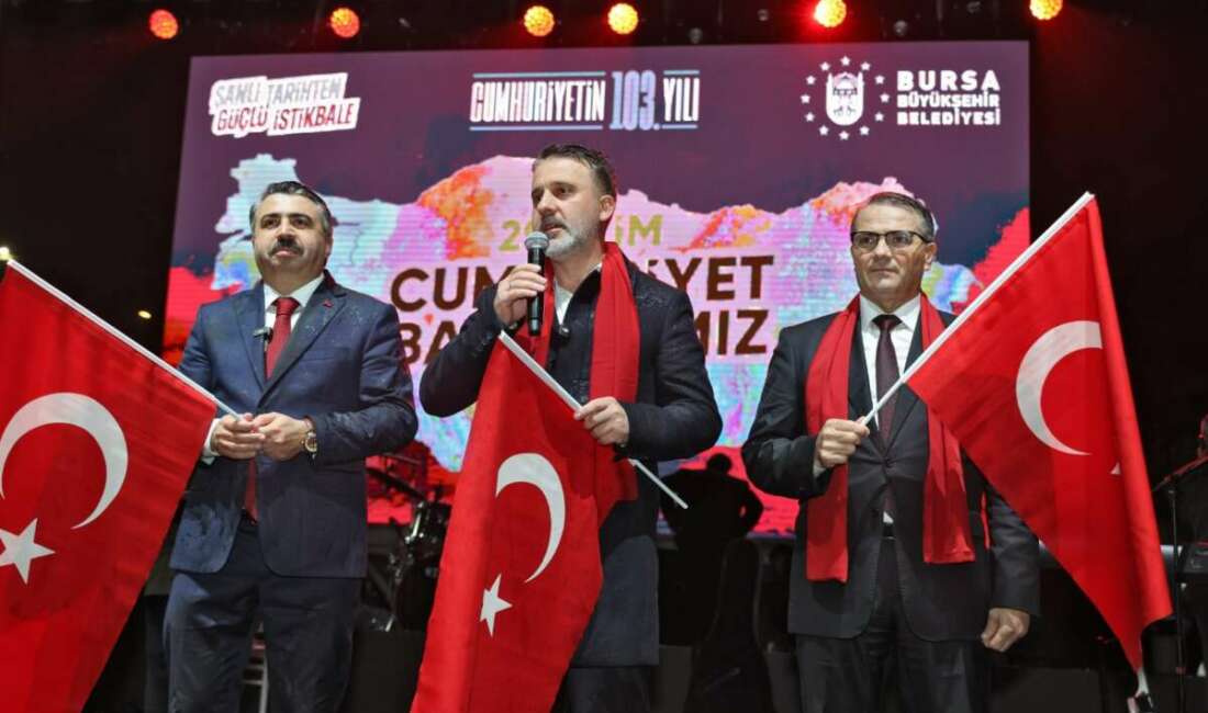 Yağmura rağmen Bursa’da Cumhuriyet coşkusu dinmedi Yağmura rağmen Bursa’da Cumhuriyet coşkusu dinmedi