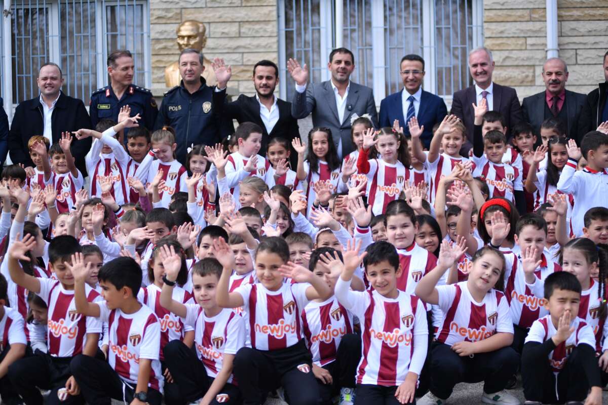 Yeniceköy’de 750 öğrenci İnegölspor formasıyla sevindi