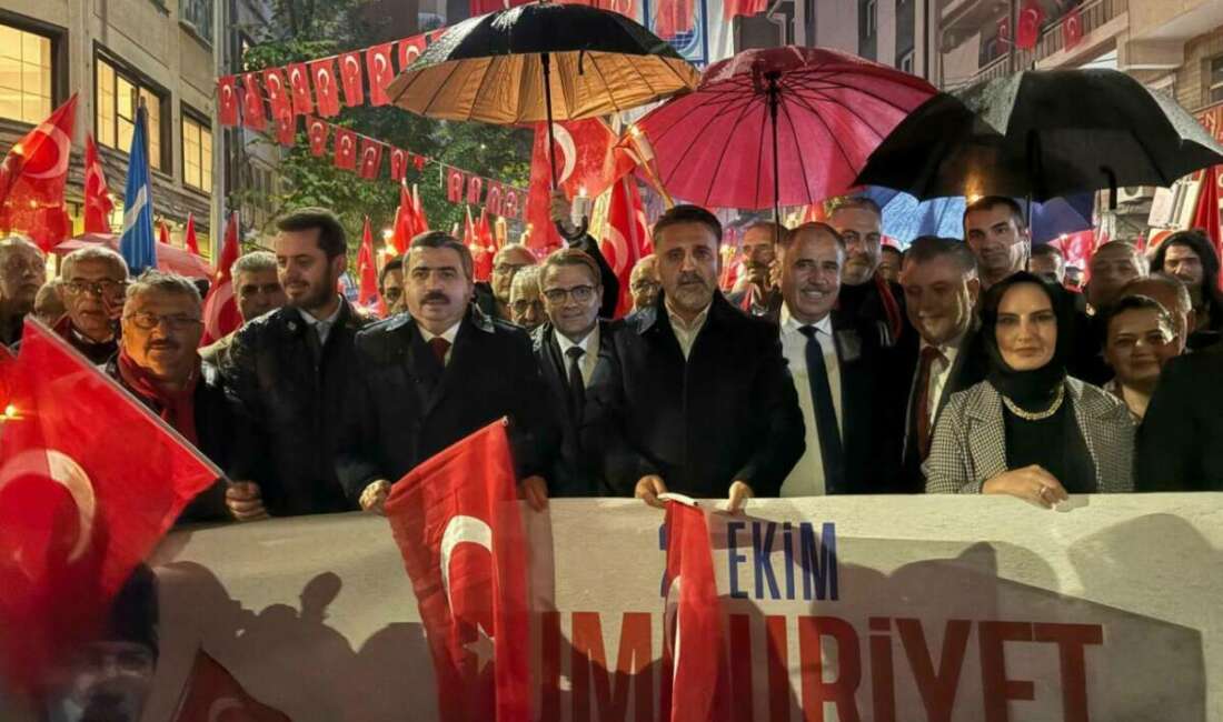 Yıldırım’da Cumhuriyet yürüyüşü, yağışa rağmen renkli görüntülere sahne oldu Bursa’nın Yıldırım ilçesinde Cumhuriyet’in